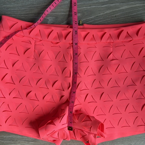 NEW Lilly Pulitzer 3” Lorna Short  in Pink Sun Ray Daisy Laser Cut 4 - Picture 8 of 8